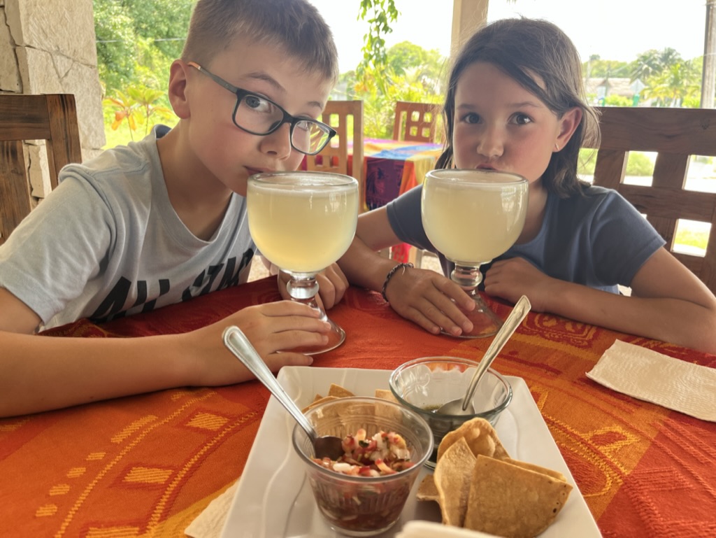 École sur la route et visite de ruines&nbsp;Maya
